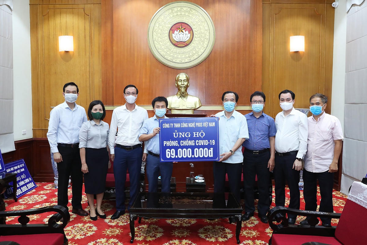 Phó Chủ tịch Ngô Sách Thực tiếp nhận ủng hộ từ Công ty TNHH công nghệ Pros Việt Nam.