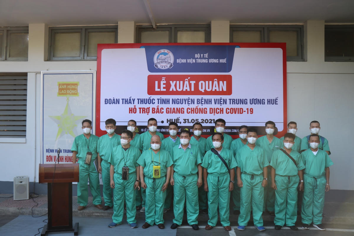 Đoàn thầy thuốc do TS.BS Nguyễn Thanh Xuân, Phó Giám đốc Bệnh viện Trung ương Huế làm Trưởng đoàn.