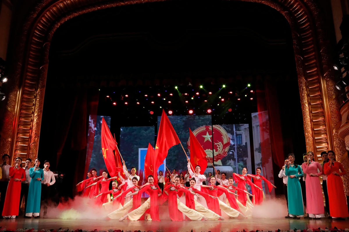 Văn nghệ chào mừng.