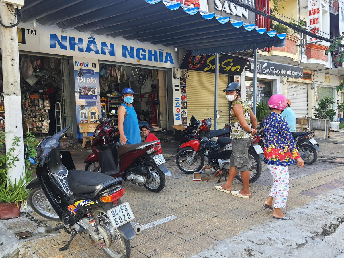 Các tiệm sửa xe gắn máy sáng nay rất đông khách.