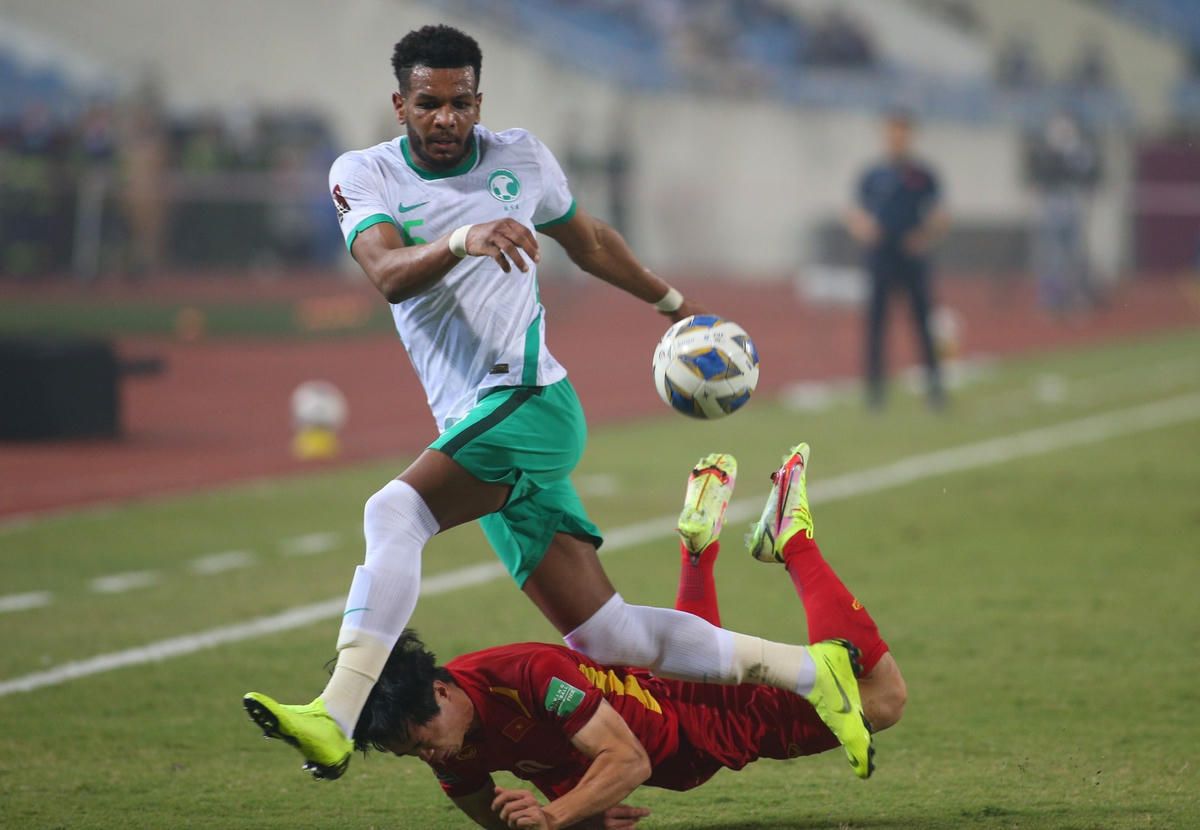 Sức mạnh thể hình, thể lực và cả trình độ là điều các cầu thủ Saudi Arabia thể hiện rõ nét trước các cầu thủ Việt Nam