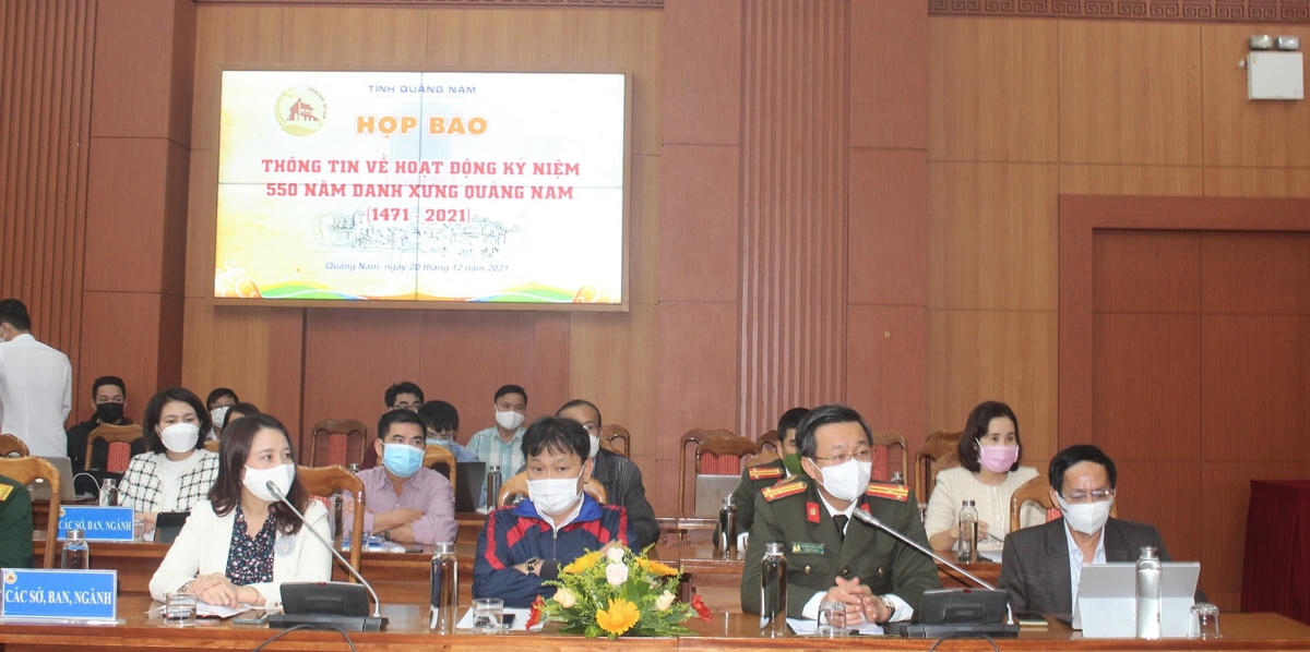 Các đại biểu tham dự buổi họp báo.