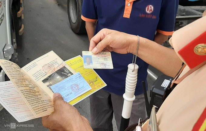 CSGT Bắc Ninh kiểm tra giấy tờ xe của tài xế ôtô trên Quốc lộ 17. Ảnh: Bá Đô.