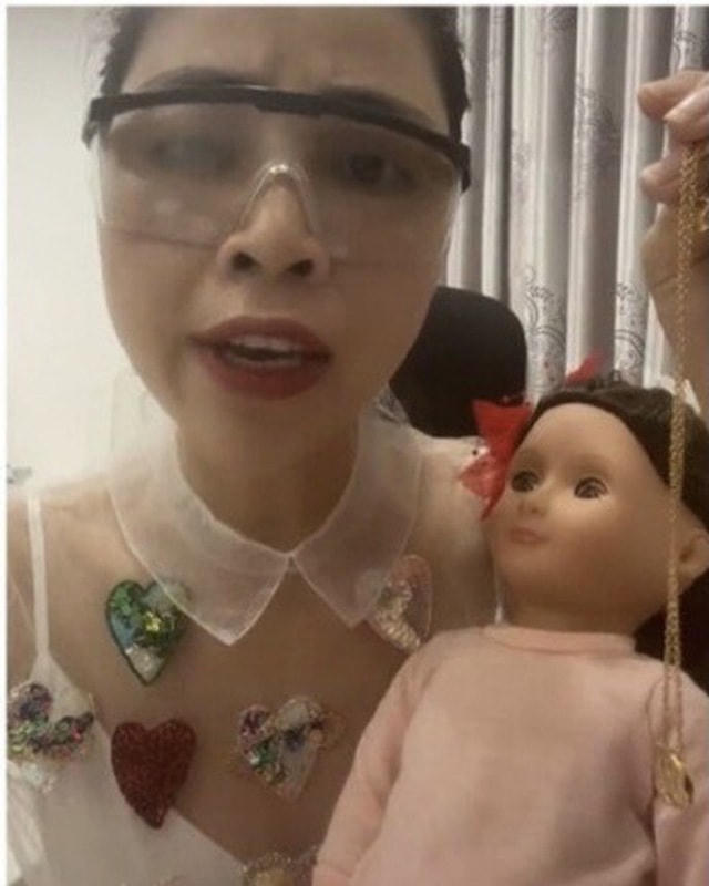 Hình ảnh trong video “xin vía học giỏi” từ búp bê ma của YouTuber Thơ Nguyễn đăng tải mạng xã hội.