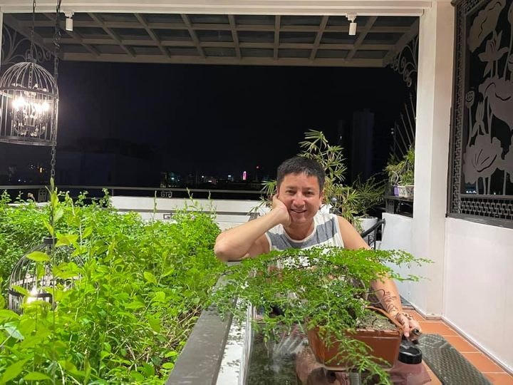 NSƯT Chí Trung than buồn vì dịch: “Thể dục rồi, xem phim, ăn cơm xong rồi mà mới 6 rưỡi chiều, nỏ biết làm chi…haizzz!”.