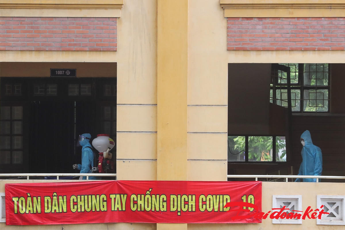 Phun khử khuẩn các điểm thi vào 10 tại Hà Nội