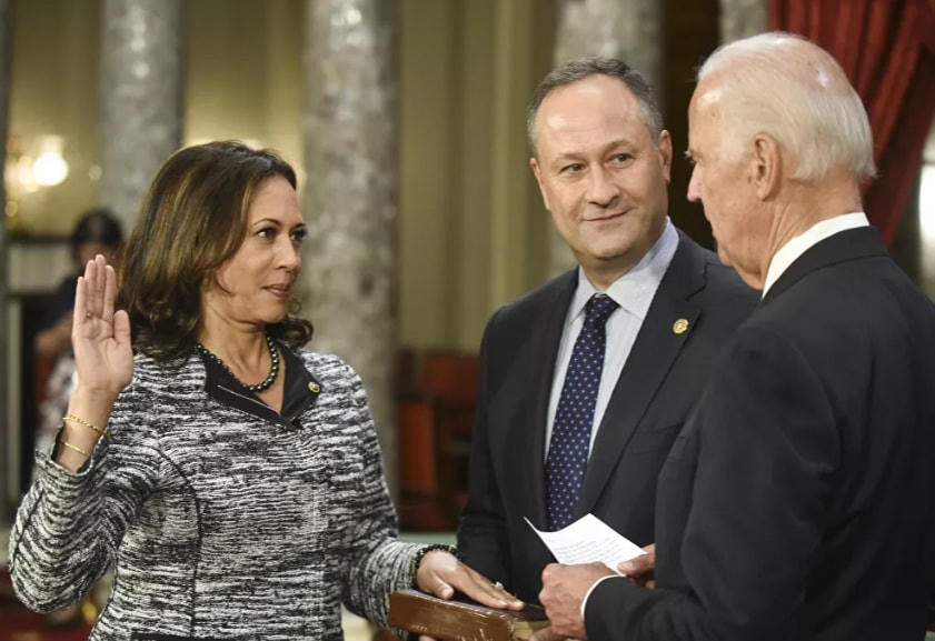 Ông Joe Biden khi còn là Phó Tổng thống dưới thời Tổng thống Obama điều hành lễ tuyên thệ nhậm chức của Thượng nghị sĩ Kamala Harris. Ảnh: AP.