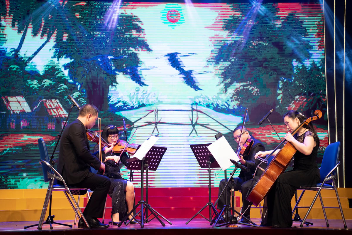  Trình diễn tác phẩm Tứ tấu đàn dây "Dòng sông quê hương". Ảnh: Hạnh Lê.