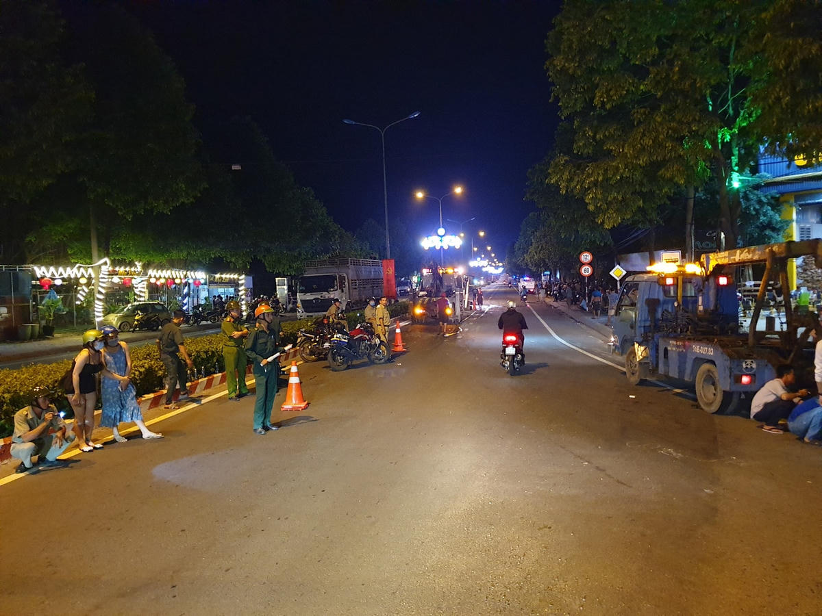 Lực lượng chức năng phong tỏa hiện trường. Ảnh: Trung Lĩnh.