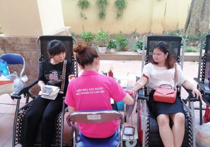 Cô giáo Phạm Thị Thùy Trang (bên phải) hiến máu tình nguyện.  