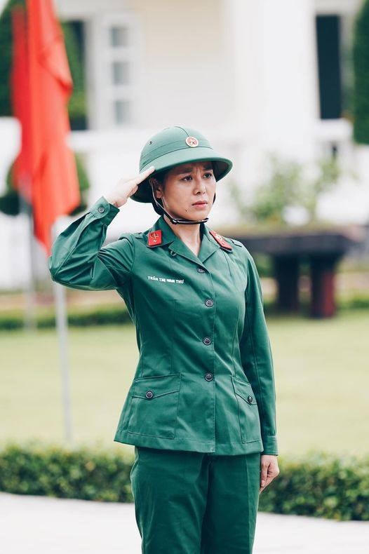 “Hoa hậu làng hài” Nam Thư biểu cảm trong trang phục của quân nhân khi tham gia chương trình “Sao nhập ngũ” 2020.