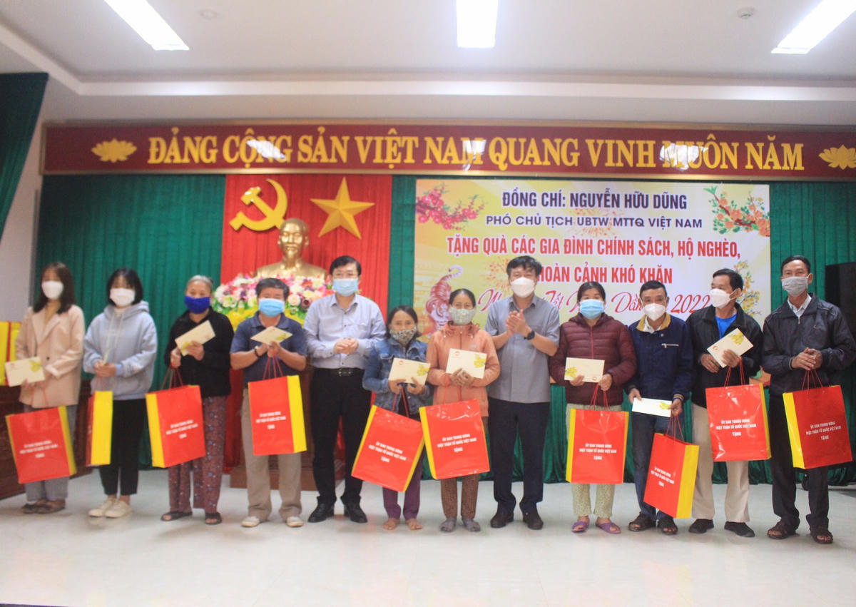 Phó Chủ tịch Nguyễn Hữu Dũng tặng quà cho các gia đình có hoàn cảnh khó khăn tại huyện Cam Lộ. Ảnh: Nguyễn Quốc.