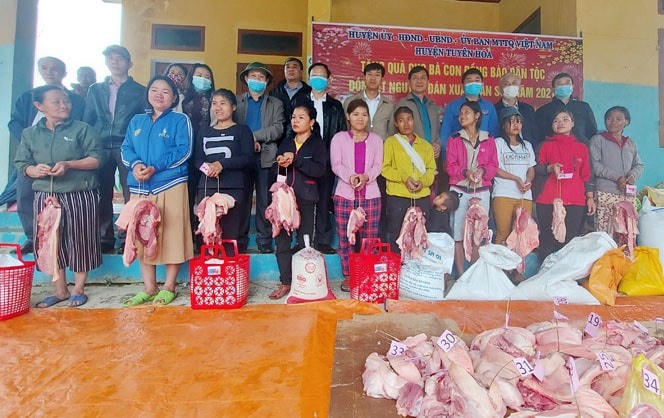 Tặng thịt heo và gạo nếp để đồng bào Mã Liềng đón Tết.