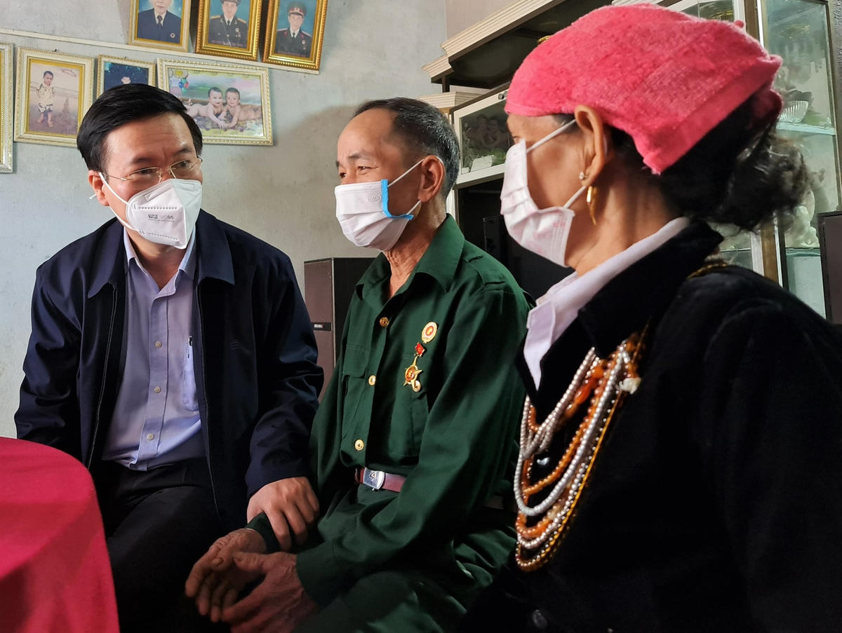 Thường trực Ban Bí thư Võ Văn Thưởng ân cần thăm hỏi và tặng quà cho gia đình ông Đinh Thái.