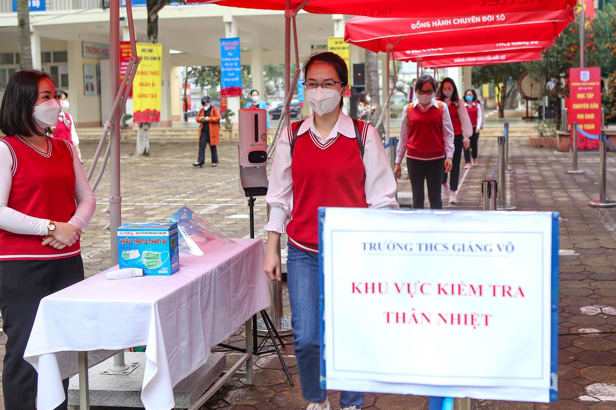Một trong những điểm mới trong công tác đón học sinh trở lại trường học đợt này là tổ chức diễn tập với nhiều tình huống giả định có thể xảy ra trong quá trình tổ chức dạy học trực tiếp.