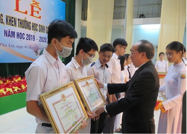 Phó Chủ tịch UBND tỉnh Phú Yên Phan Đình Phùng tặng Bằng khen của UBND tỉnh cho các em học sinh.