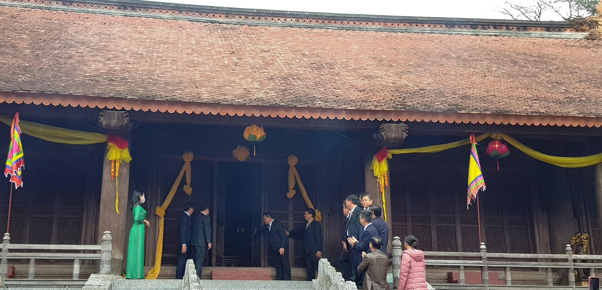 Các đại biểu thực hiện nghi thức mở cửa đón khách vào tham quan Chính điện Lam Kinh.