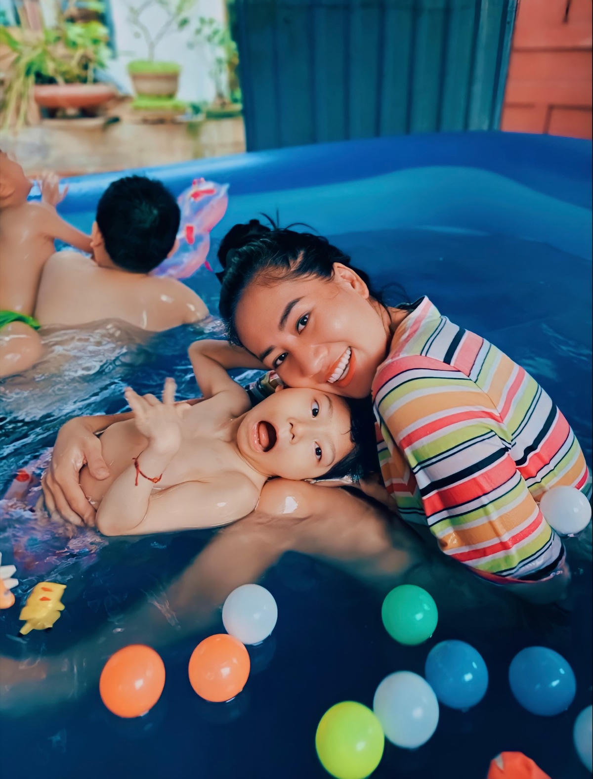 Minh Cúc là mẹ đơn thân, một mình nuôi con. 