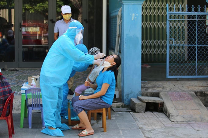 Lấy mẫu xét nghiệm người dân tại phường Ninh Hiệp, TX, Ninh Hòa, Khánh Hòa. 