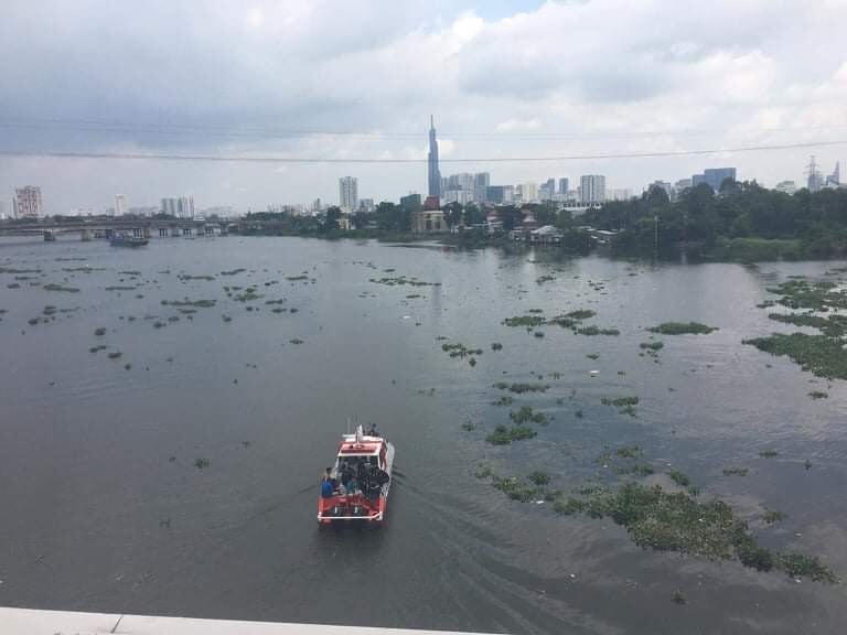 Lực lượng Cảnh sát PCCC và cứu nạn cứu hộ tìm kiếm nạn nhân. Ảnh: Trung Lĩnh