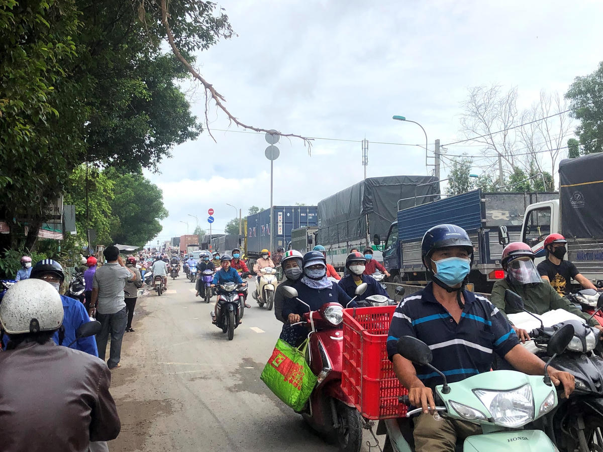 Việc phương tiện còn tập trung ở các vùng cửa ngõ TP HCM gây lo ngại về dịch bệnh tiềm ẩn trong cộng đồng (Ảnh: Đoàn Xá)
