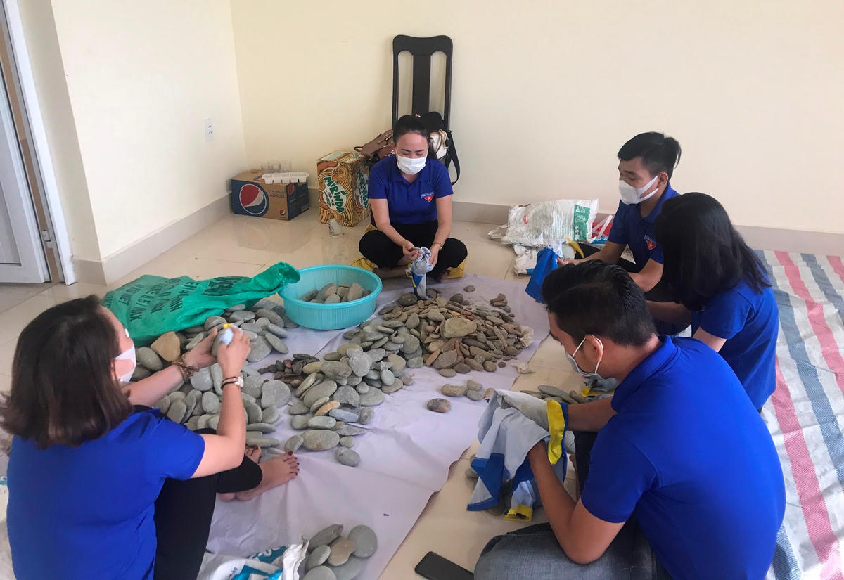 Đoàn viên, thanh niên tham gia chương trình vẽ tranh gây quỹ do Huyện đoàn Quảng Trạch tổ chức.