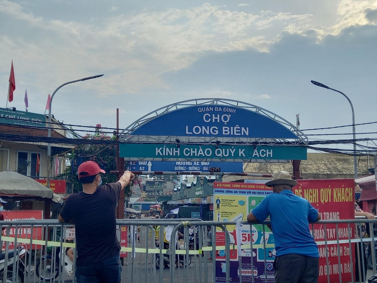 Cổng chợ Long Biên đã được dựng rào chắn. 