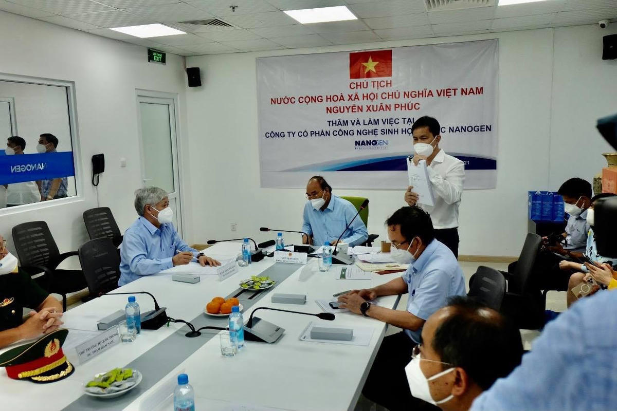 Đoàn công tác của Chủ tịch nước Nguyễn Xuân Phúc làm việc với Công ty cổ phần công nghệ sinh học dược Nanogen. Ảnh: Nguyên Vũ.