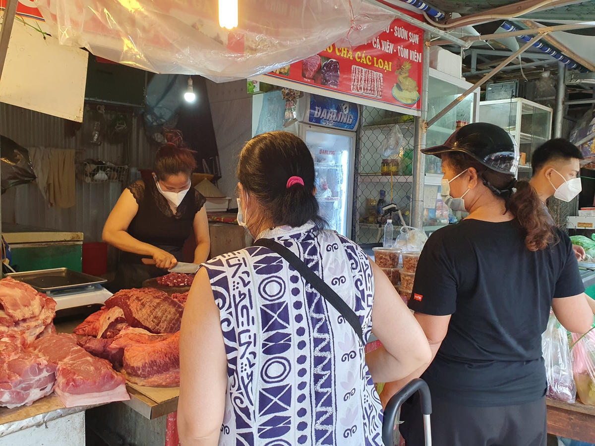 Bà Hoàng Thị Mai (62 tuổi) đang chuẩn bị mua thực phẩm để làm cơm cúng rằm. Bà Mai chia sẻ: "Năm nay dịch dã khó khăn nên cúng rằm cũng rất đơn giản, tôi chỉ mua đồ về cúng cơm và hoa quả thắp hương là xong, cũng không đốt vàng mã gì nhiều". 