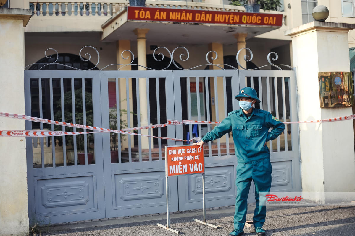 Bên cạnh đó, huyện Quốc Oai đã tiến hành tạm phong tỏa những khu vực làm việc, nơi ở của các bệnh nhân để phun khử khuẩn, lấy mẫu xét nghiệm những người liên quan.