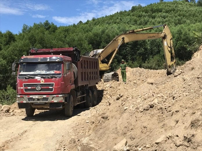 Phòng Cảnh sát phòng chống tội phạm về môi trường bắt quả tang vụ khai thác trộm đất đồi.
