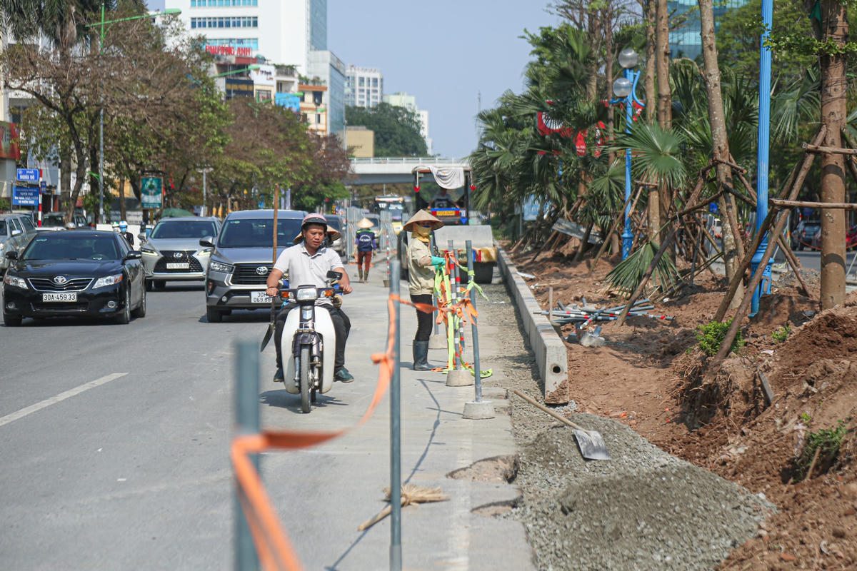 Theo anh Cương, trong quá trình thi công, đơn vị cũng gặp một số khó khăn như: Lượng phương tiện tham gia giao thông đông đúc; trên tuyến đường có hệ thống cáp viễn thông nằm ngầm cần phải di chuyển… Tuy nhiên, với sự giúp đỡ của các cấp chính quyền, lực lượng chức năng và đơn vị liên quan, những khó khăn dần được khắc phục, tiến độ thi công được đảm bảo.
