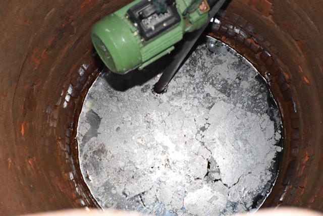 Giếng nước của gia đình anh Ngô Văn Tuấn đóng váng xăng dầu trên bề mặt không thể sử dụng.