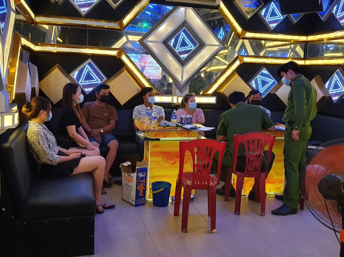 Lực lượng Công an làm việc với 6 khách hát karaoke trong thời điểm dịch Covid-19.