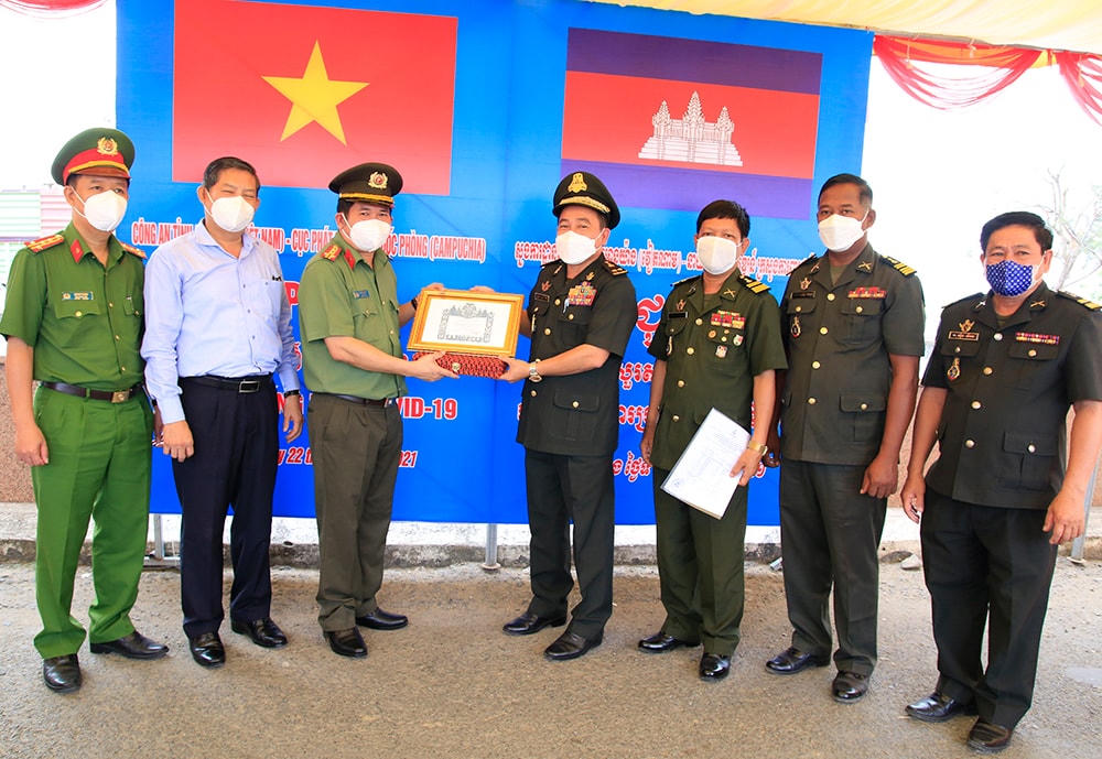 Trung tướng Yong Mao, Phó Cục trưởng thường trực Cục Phát triển Bộ Quốc phòng Quân đội Hoàng gia Campuchia trao Huân chương của Quốc vương Campuchia cho Đại tá Đinh Văn Nơi, Giám đốc Công an tỉnh An Giang.