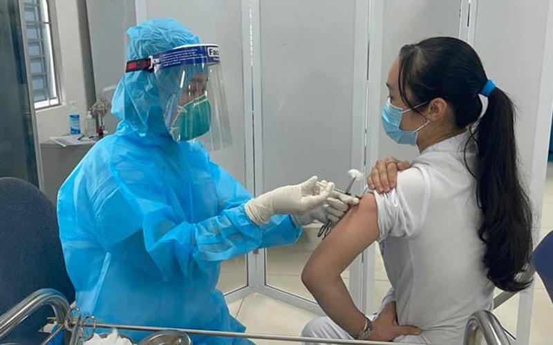 Tiêm vaccine AstraZenecca tại Bệnh viện Nhiệt đới trung ương cơ sở 2, sáng ngày 8/3.
