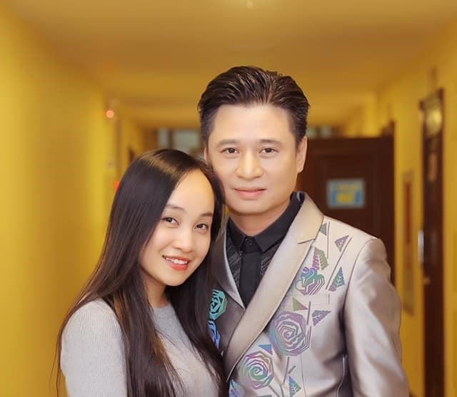 Nghệ sĩ Huyền Chèo song hành cùng chồng, ca sĩ Tấn Minh, tại chương trình Con đường âm nhạc ngày 23/1. (Ảnh: Facebook).