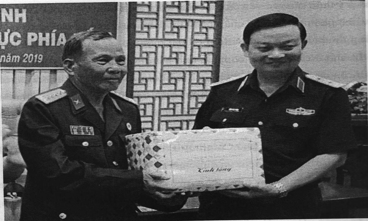 Đại tá Mai Văn Lai (bên trái) trao quà của Ban Liên lạc Hội Cựu chiến binh Tiểu đoàn 1 Long An tặng Bộ Tư lệnh Quân khu 7 nhân dịp Đoàn Cựu chiến binh Tiểu đoàn 1 về thăm chiến trường xưa tháng 4/2019. Ảnh tư liệu.