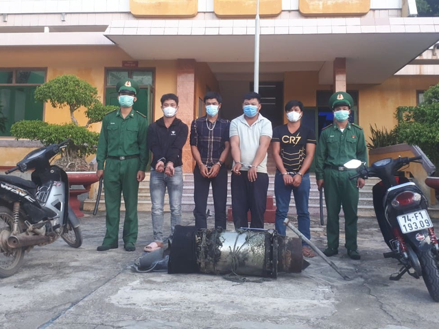 Các đối tượng cùng tang vật vụ án. Ảnh: BĐBP cung cấp.