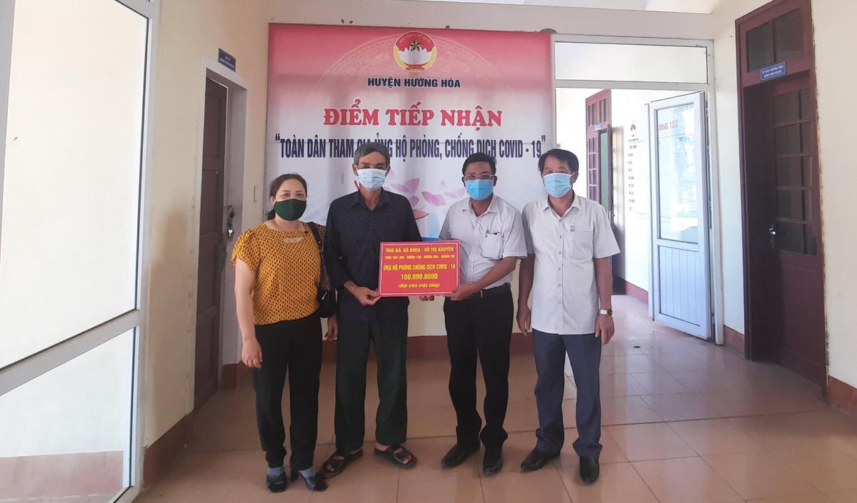 Ông Hà Khoa (thứ 2 từ trái sang) trao số tiền 100 triệu đồng ủng hộ phòng, chống dịch Covid-19.