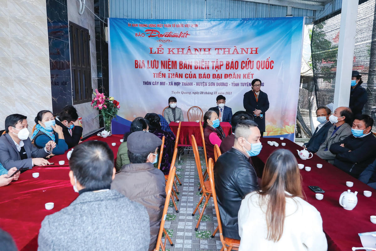 Bà con nhân dân thôn Cây Mơ, xã Hợp Thành chung vui tại buổi lễ khánh thành.  