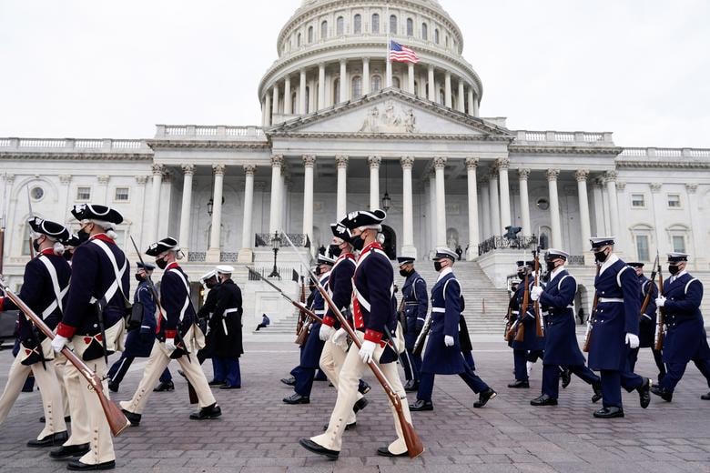 Các thành viên dàn Quân nhạc diễn tập trước Điện Capitol Mỹ.