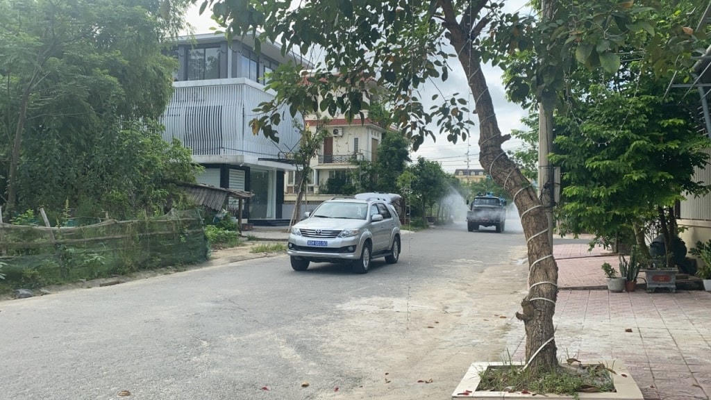 Phun hóa chất khử khuẩn trong vùng phong tỏa ở phường Nguyễn Du.