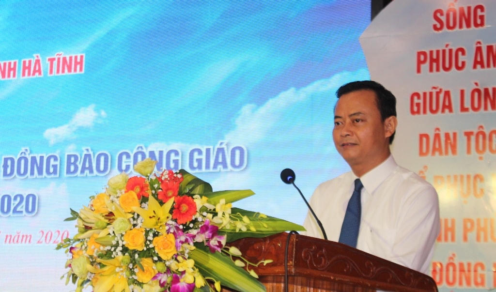 Chủ tịch Ủy ban MTTQ tỉnh Hà Tĩnh Hà Văn Hùng phát biểu tại hội nghị.