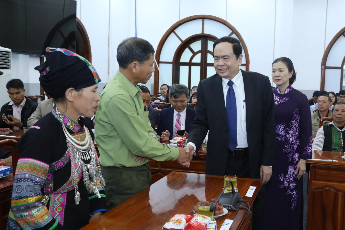 Chủ tịch Trần Thanh Mẫn cùng các điển hình tiêu biểu ở cộng đồng dân cư.