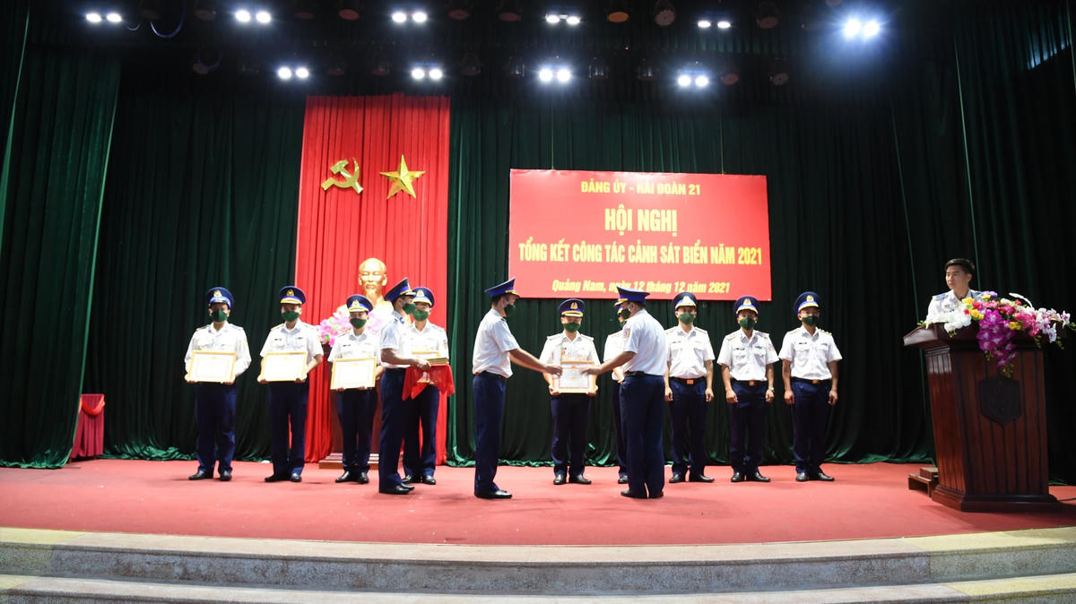 Trao thưởng cho các tập thể có thành tích tiêu biểu.