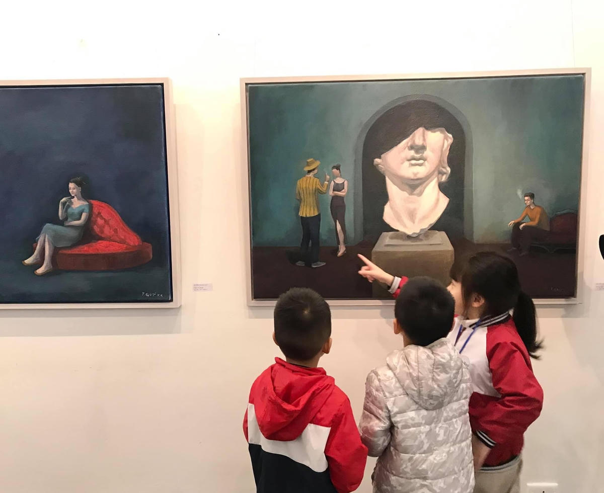 Các em thiếu nhi đến xem triển lãm “Tháng Chạp”.