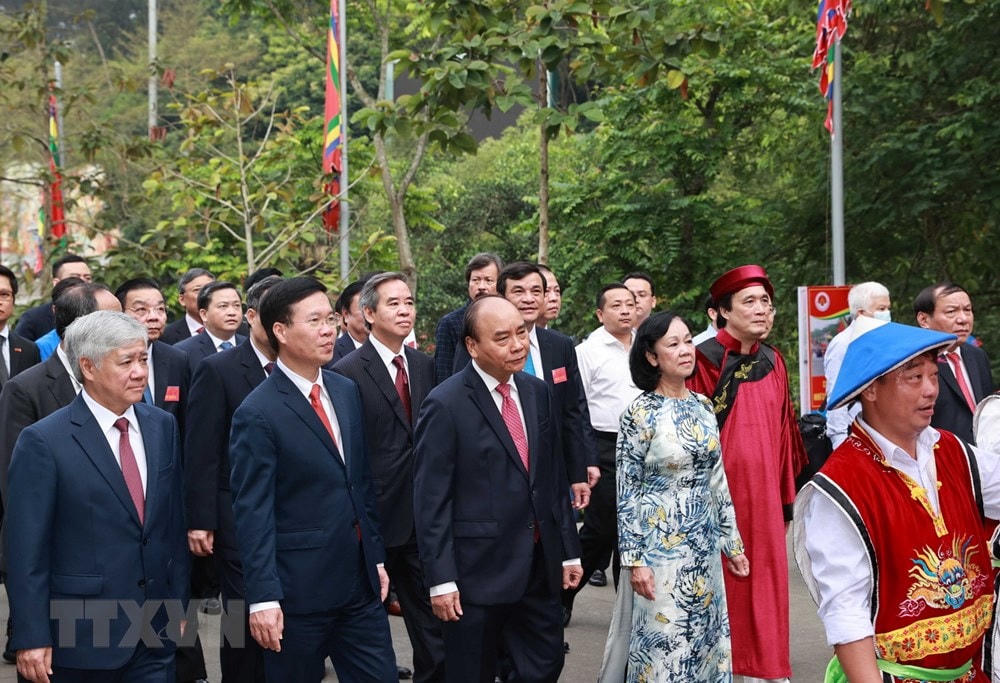 Chủ tịch nước Nguyễn Xuân Phúc và các lãnh đạo Đảng, Nhà nước, MTTQ Việt Nam dâng hương tại điện Kính Thiên (đền Thượng). (Ảnh: Thống Nhất/TTXVN).