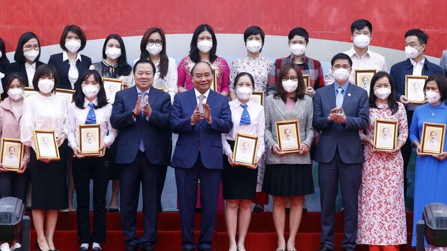 Chủ tịch nước Nguyễn Xuân Phúc trao phần thưởng cho các đơn vị thành viên của Vinatex có thành tích tốt năm 2021.