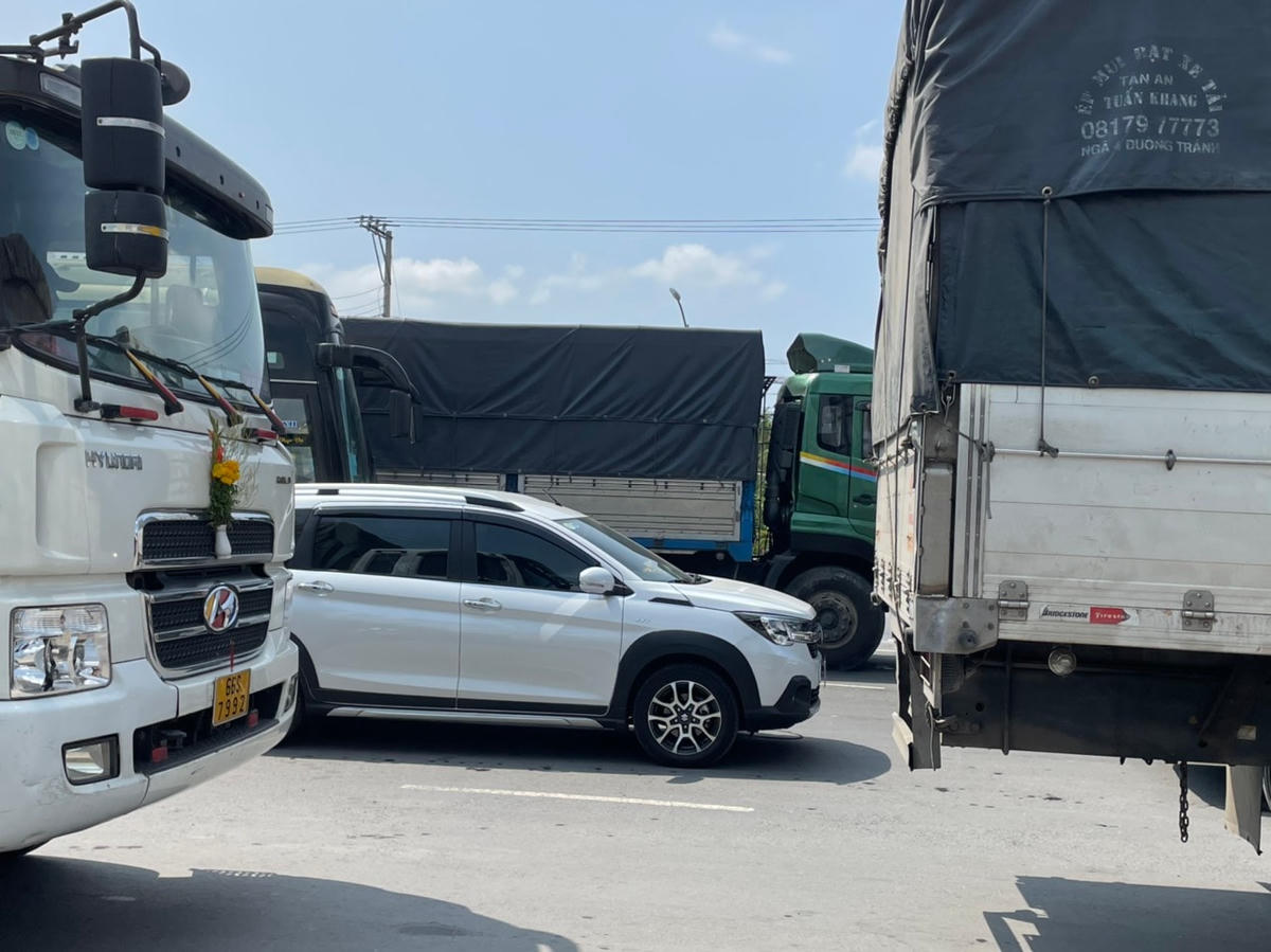 Ô tô xếp hàng tại tuyến đường tránh Cai Lậy. Ảnh: TL.